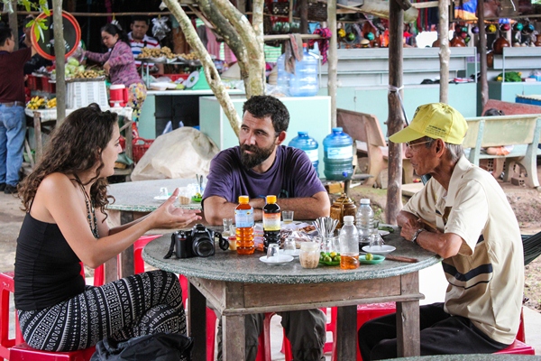 Đi du lịch với người nước ngoài, du khách Việt có nhiều cơ hội chuyện trò, trao đổi với họ